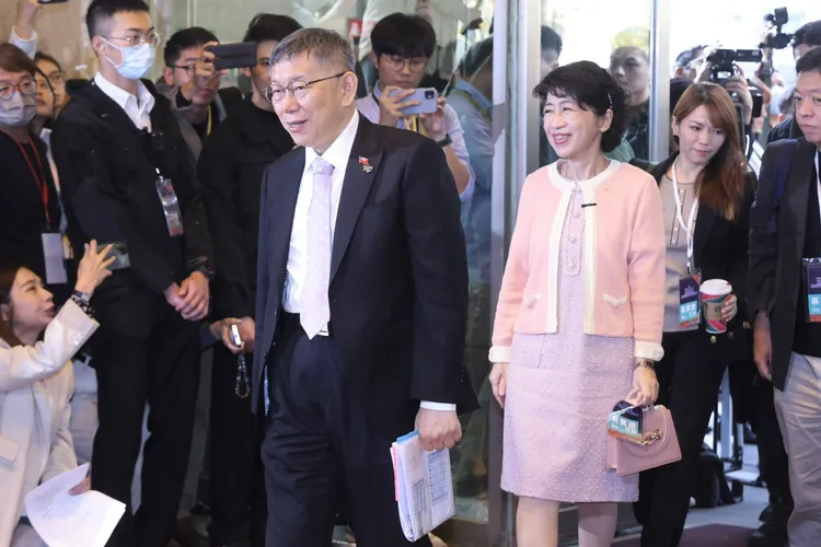 柯文哲在陳佩琪陪同下抵達辯論會場。林林攝