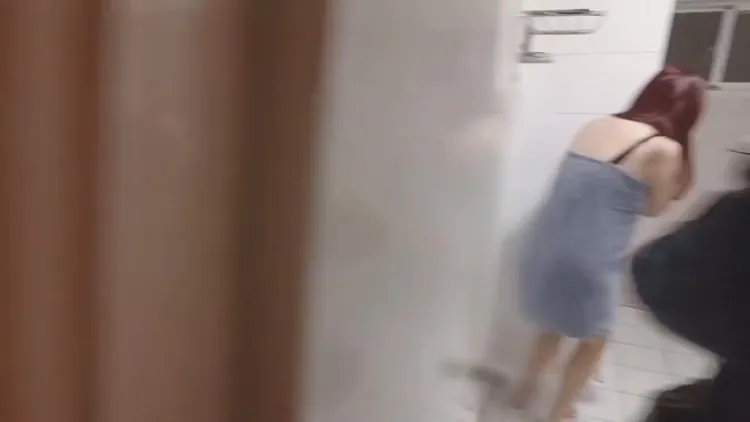 雜交趴多名男女被警方查獲時，正赤身裸體激戰中。翻攝自記者爆料網