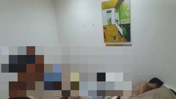 躲在廁所的女子被喝令起身。翻攝自記者爆料網