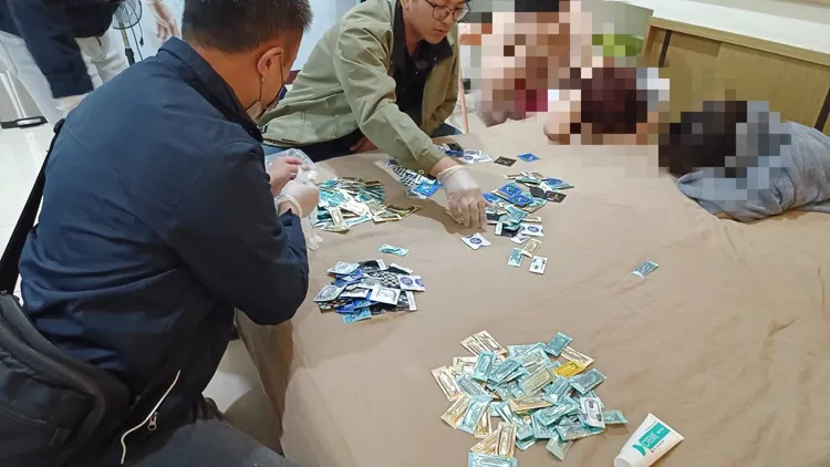 現場查獲294個保險套，4瓶潤滑液。翻攝自記者爆料網