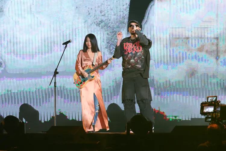 熱狗跟陳綺貞驚喜同台。娛樂中心攝