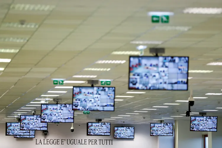 2021年1月「勇者」300多名嫌犯於法庭受審，牆上標語微「法律之前人人平等」。路透社