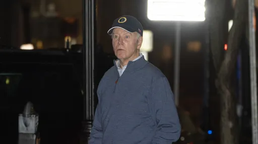 震撼!美國總統車隊遭衝撞 拜登神色驚恐被保護離開