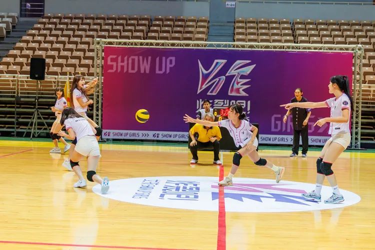 韓國人氣Youtuber的Judy（中）展現驚人的接球技巧。好看娛樂提供