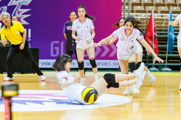 吳心緹被球重擊倒地哭出來。好看娛樂提供