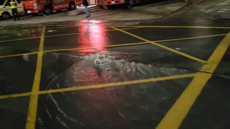 自來水源源不斷湧出來。寶山鄉長邱振瑋提供