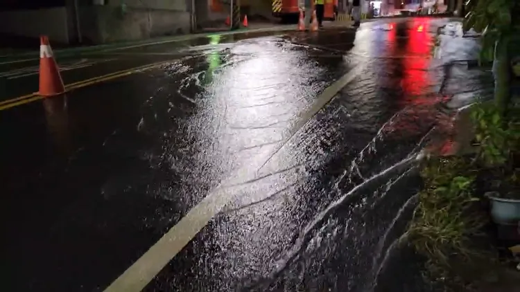 自來水沖向低漥處。寶山鄉長邱振瑋提供