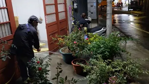 竹縣寶山鄉自來水管線爆管!大水沖入民宅 雙園路封閉搶修中