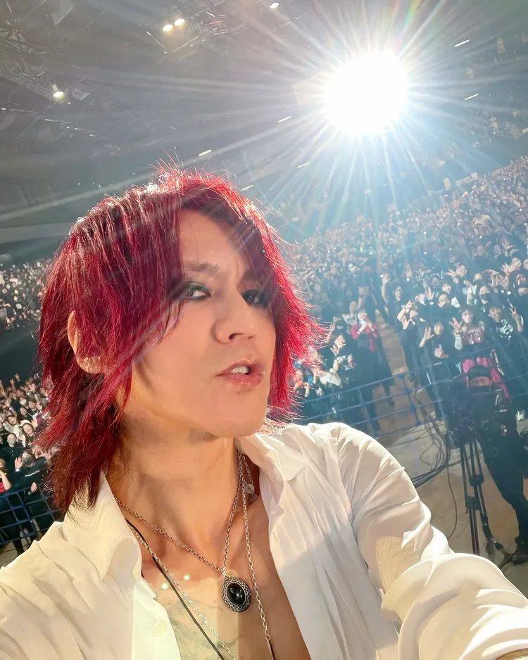 Sugizo視覺系打扮亮眼。翻攝Sugizo的X