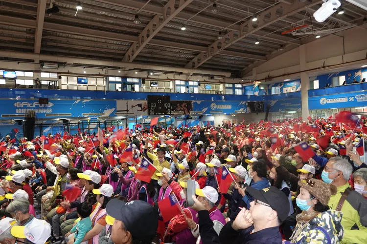 新店馬公運動中心擠進支持者。江孟謙攝