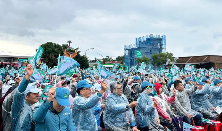 現場下起毛毛細雨，卻不擋鄉親熱情。潘袁詩羽攝