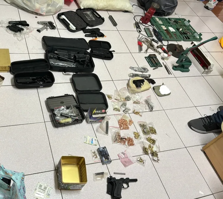 警方查扣大量改造槍械。民眾提供