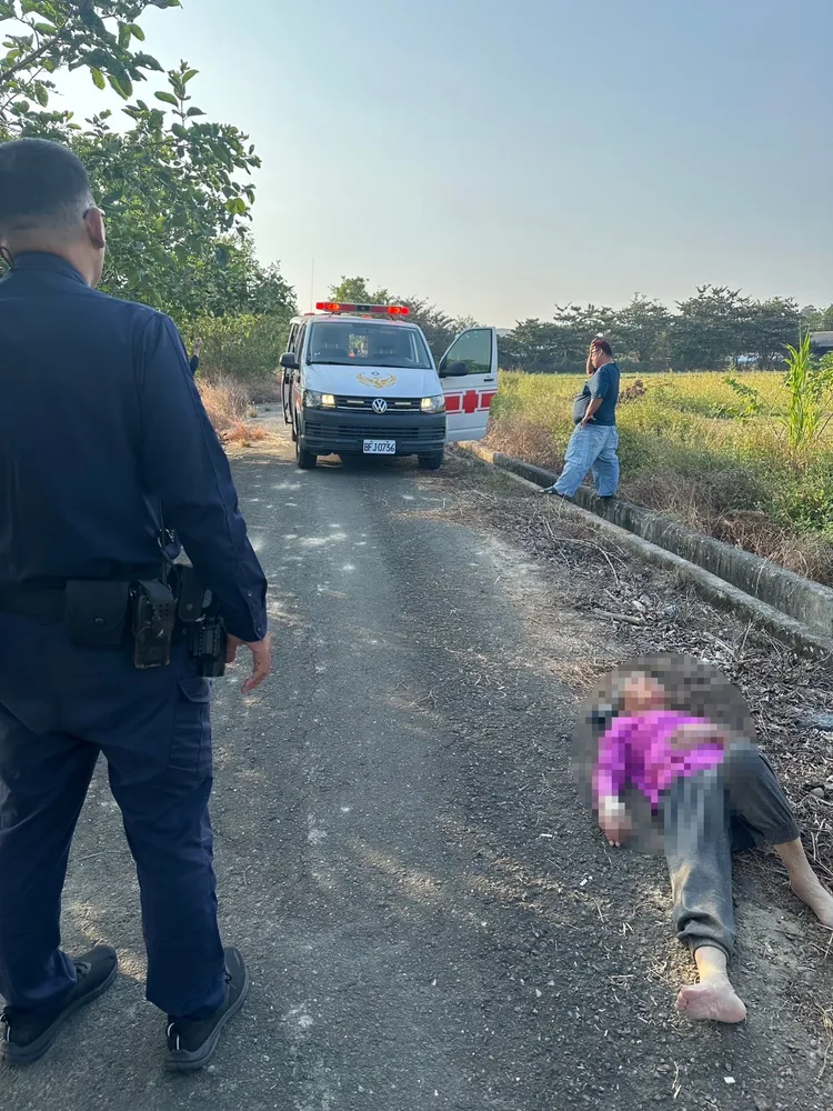 老婦疑因脫水昏迷，倒臥在偏僻產業道路上。警方提供