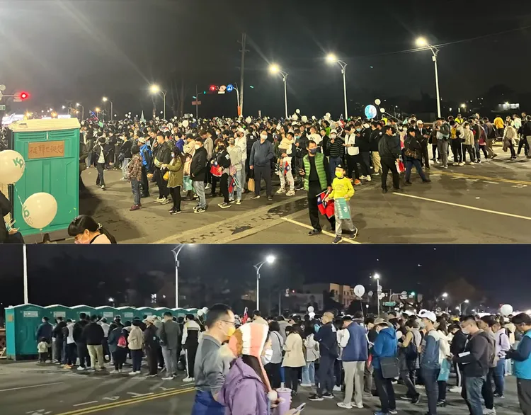 四叉貓分享柯文哲造勢活動現場流動廁所只排了10個，嘲諷：「阿北是在搞飢餓行銷嗎？」