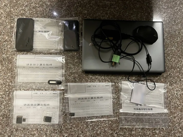 洪嫌被逮捕，並查扣手機、電腦、隨身碟等證物。翻攝畫面