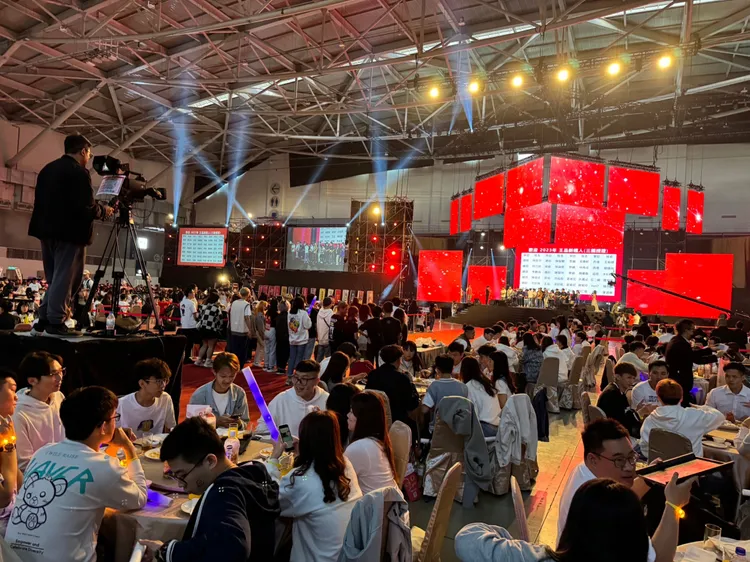 王品今天舉辦萬人大尾牙。彭欣偉攝