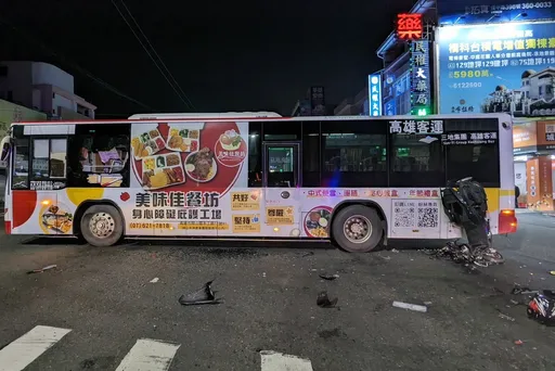 離奇撞法!機車「倒頭栽垂直90度」貼公車 22歲騎士全身傷