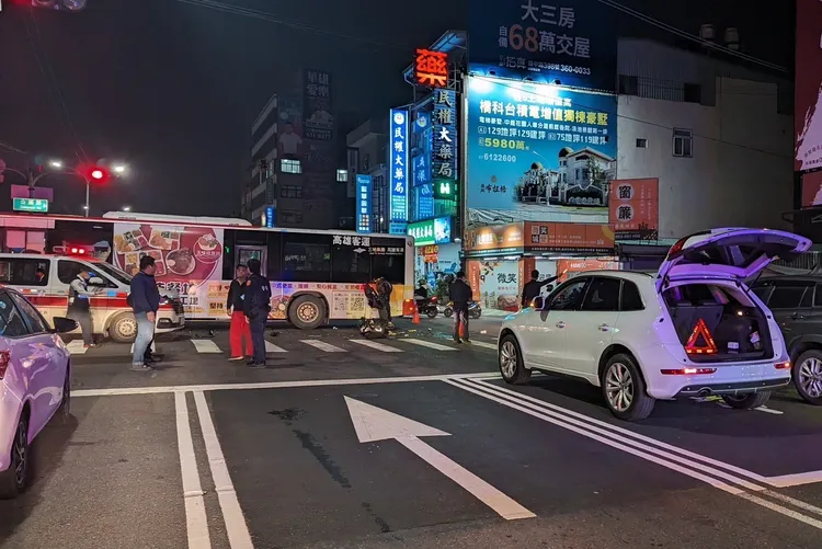 不少熱心民眾協助車禍後續處理。讀者提供