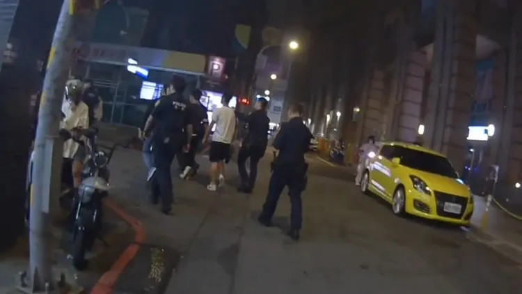 警方到場帶回滋事者。桃園警分局提供