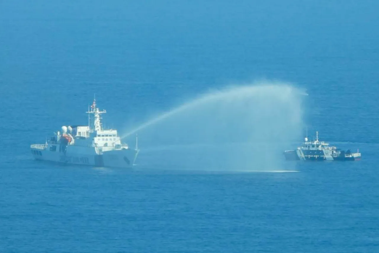 中國海警船本月在南海以水砲攻擊菲律賓公務船。資料照片