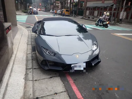 千萬「小牛」大剌剌違停社區門口紅線　警霸氣拖吊、住戶讚喊「叫小賀」