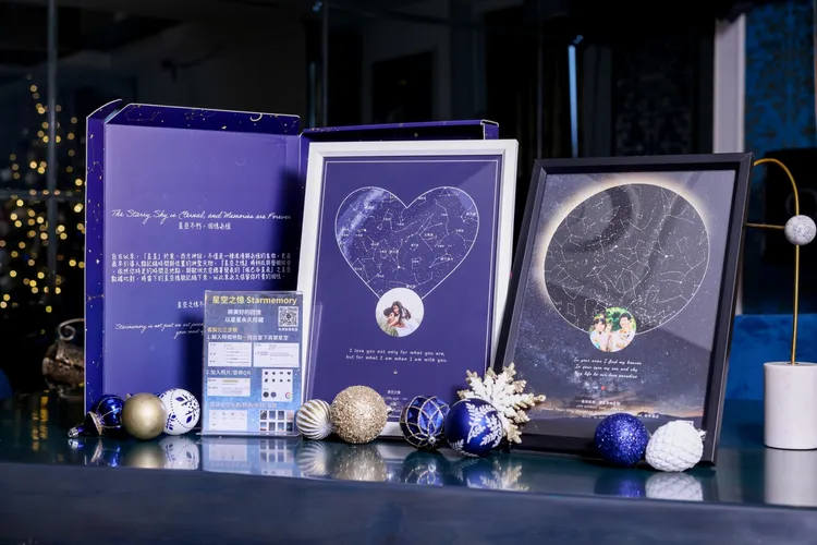 瞄準耶誕送禮商機，禮客內湖2館2F禮覓禮品選物店推出結合科技與藝術的「星空之憶」客製化禮物，消費者可根據日期、時間、地點，依照歐洲太空總署發表的星空數據作為畫面，將當下的星空樣貌紀錄下來，為您製作專屬當天的星空