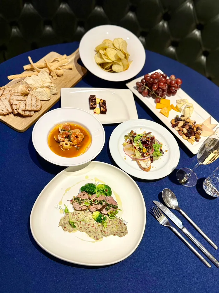 禮客12/12、12/13「星空之憶. 聖誕浪漫音樂饗宴」，用音樂與餐飲相互加乘的主題之夜活動，提供壯世代消費族群聚會娛樂場域，消費者可享受由大直Osteria by Angie 餐飲集團精心烹調的義式美食，用音樂找回屬於自己的青春旋律。