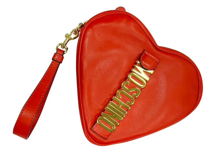 內湖店推出耶誕紅色系節慶單品限時特惠，推薦MOSCHINO造型手拿包，原價27,800元、特價13,900元。