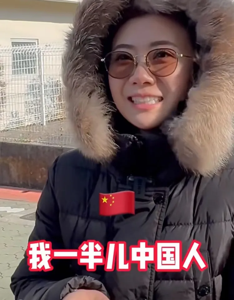 福原愛12/16上傳的小紅書影片中，她在富士山腳下商店街狂嗑中國零食，說「我一半兒中國人」。翻攝自小紅書