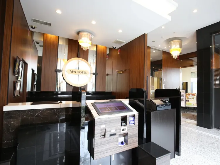 辛炳隆建議，旅宿業可透過自動化節省人力。圖為日本飯店業者設置供住客自助報到的設備，取自臉書粉專「APA Hotels & Resorts / アパホテルズ＆リゾーツ - USA」