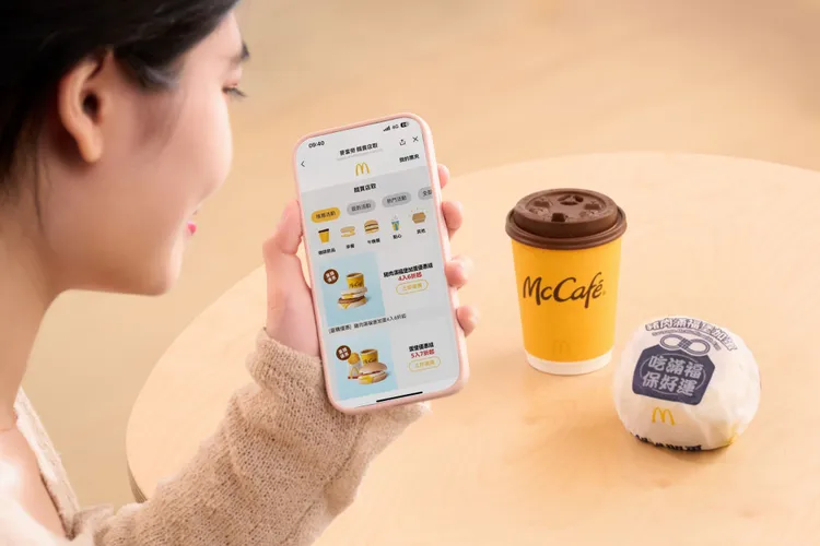 麥當勞LINE官方帳號「隨買店取」1月10日至1月16日「豬肉滿福堡加蛋搭配經典那堤(冰/熱)」四入組，優惠價320元，現省212元。麥當勞提供