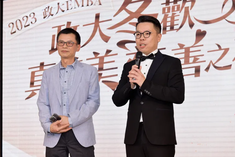 政大EMBA班聯會會長廖英翔，與副會長暨召集人林南光合影。政大EMBA提供