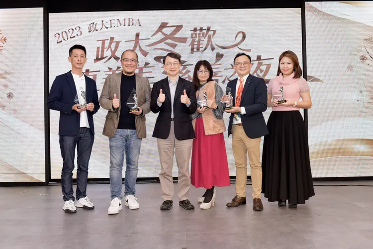 政大冬歡愛心慈善白金天使捐款者，由政大副校長蔡維奇頒發紀念獎座。政大EMBA提供