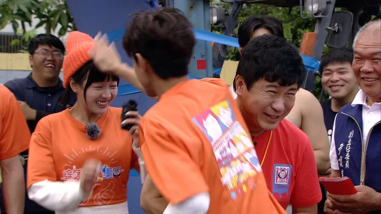 阿翔巴到籃籃的頭。民視提供