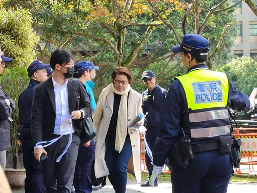 全因他來了！黃珊珊車輛被驅離　她臭臉下車影片曝光