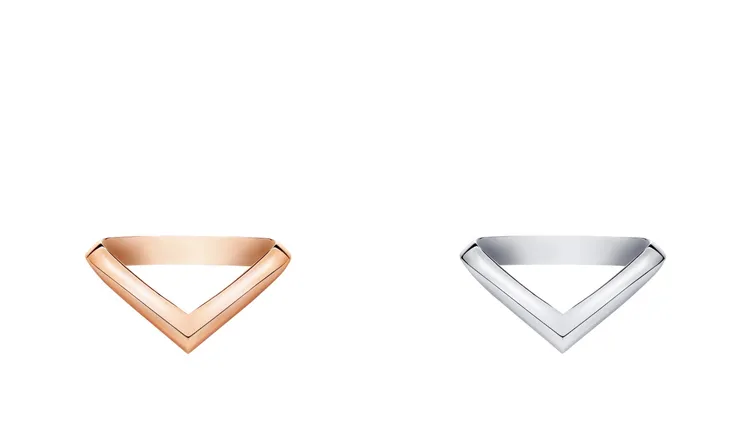 LV DIAMONDS V 18K 金鑽石戒指（左）6萬2000元、Pt950鉑金鑽石戒指（右）8萬2500元。品牌提供