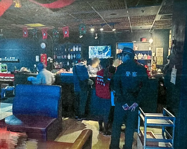 三重卡拉OK業者私接電源繼續營業，背後有黑幫勢力相挺。翻攝畫面