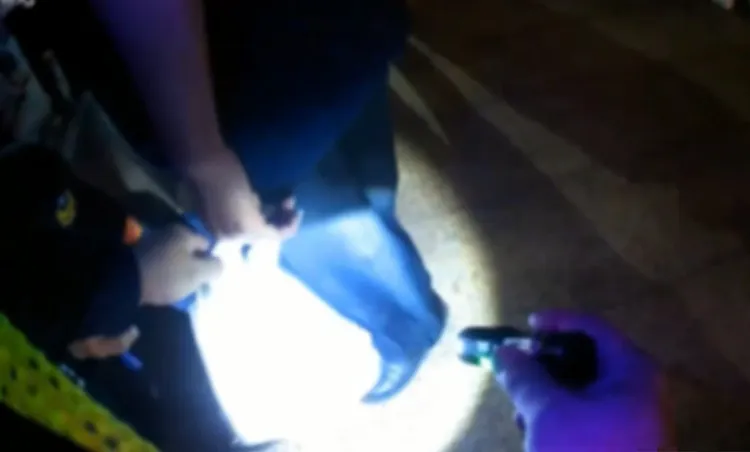 經檢視男子鞋子上有針孔鏡頭。翻攝畫面