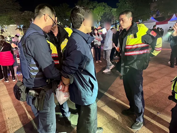 警方依現行犯將謝男逮捕。翻攝畫面