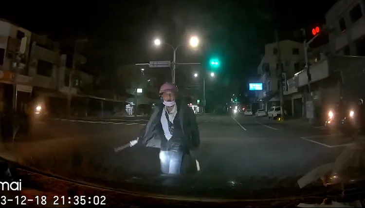 駕駛「趴一聲」遭男子拿西瓜刀追砍。翻攝自爆料公社