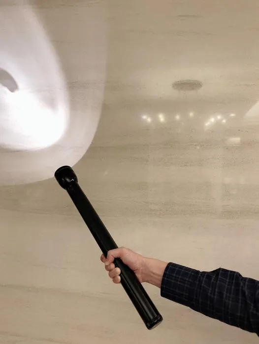 陳木榮現在深夜外出都帶這支，照明兼防身被網友狂推。翻攝自陳木榮臉書