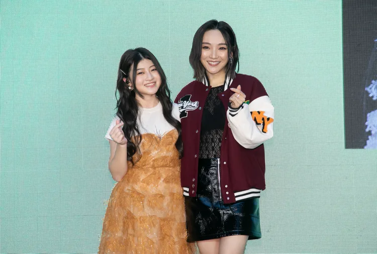 閻奕格（右）出席全民妹妹蓋兒Gail專輯發布會。量子娛樂提供