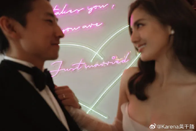 吳千語和施伯雄完成儀式，將在明年辦婚禮。翻攝自吳千語微博