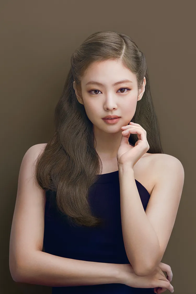 Jennie示範Hello Bubble泡沫染髮劑#6AO橄欖棕。品牌提供