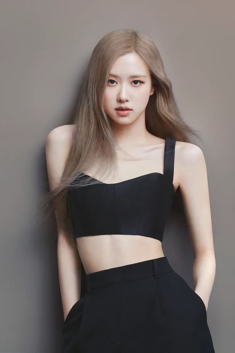 Rosé示範Hello Bubble泡沫染髮劑#10AB霧灰奶茶。品牌提供