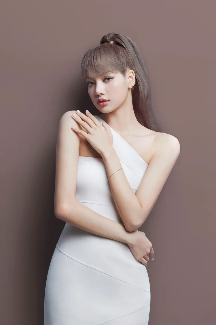 Lisa示範Hello Bubble泡沫染髮劑#9G奶茶灰。品牌提供