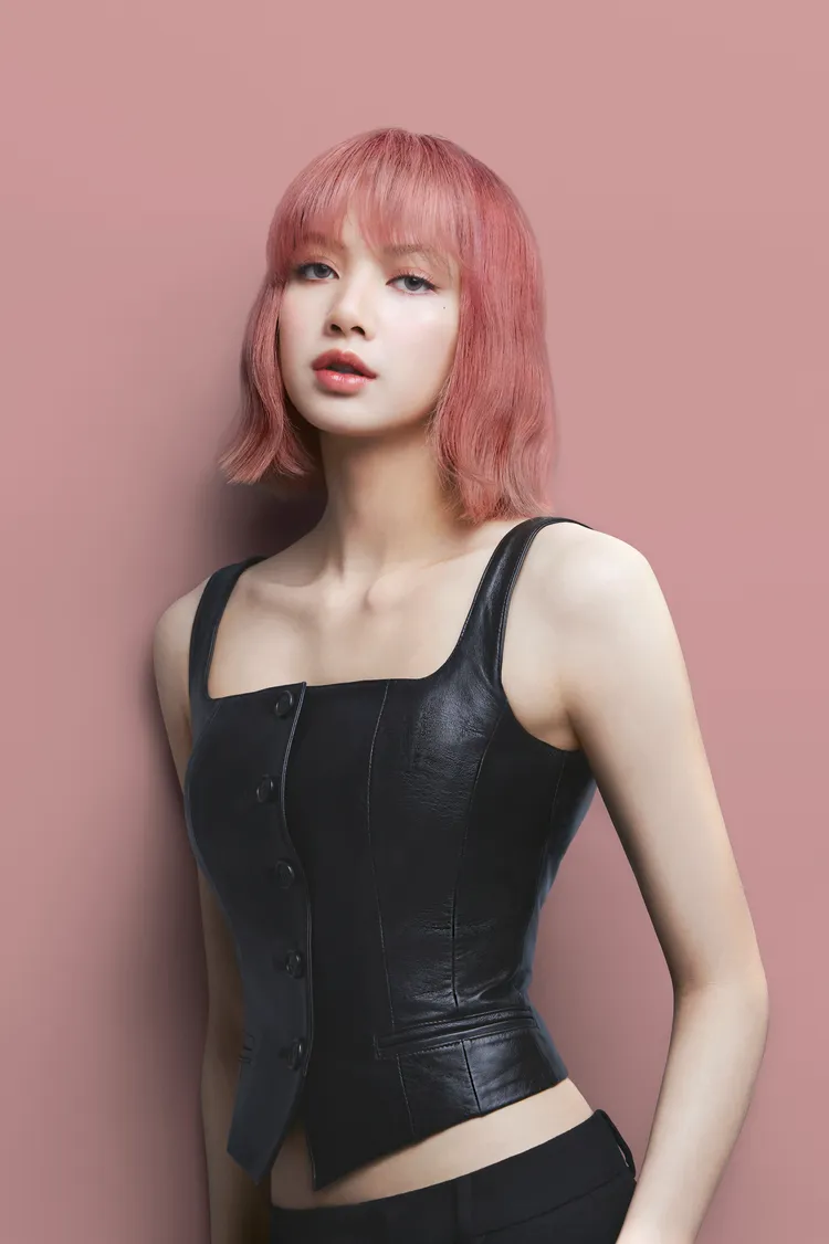 Lisa示範Hello Bubble泡沫染髮劑#7AR櫻花霧粉。品牌提供