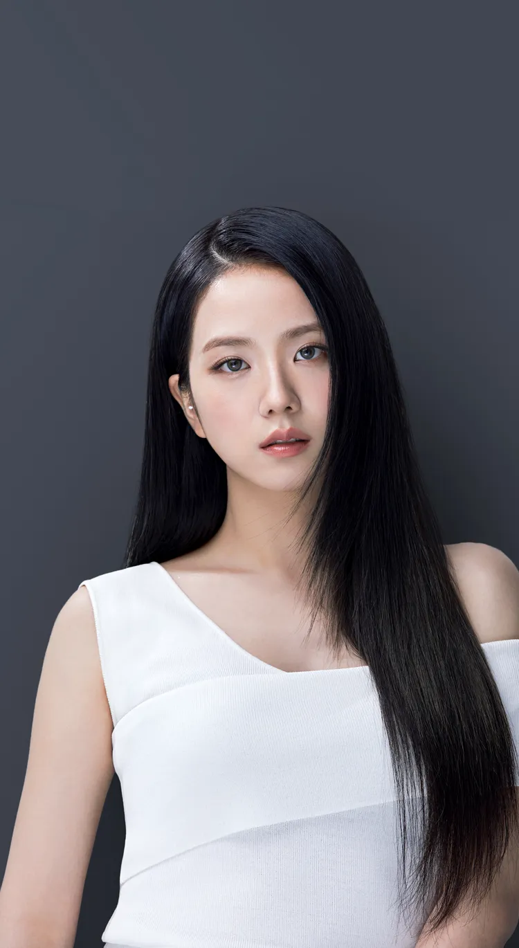 Jisoo示範Hello Cream染髮霜#1B神秘黑。品牌提供