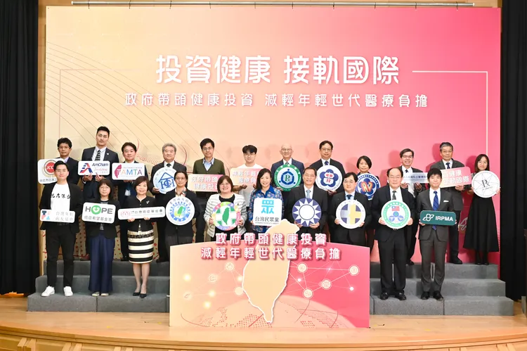 民進黨吳玉琴立委、民眾黨吳欣盈立委、國民黨蘇清泉不分區立委候選人，代表三位政黨總統候選人出席「健康投資  接軌國際」論壇。主辦單位提供