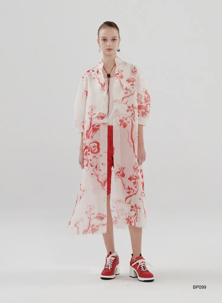 開版圖騰印花烏干紗長外套，價格店洽。品牌提供